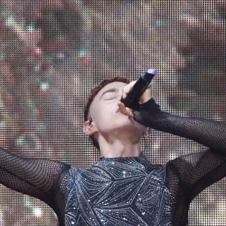 YEARS & YEARSのインスタグラム：「we miss festivals 😭 here's a lil snippet of Palo Santo from @szigetofficial 2019 🌕」