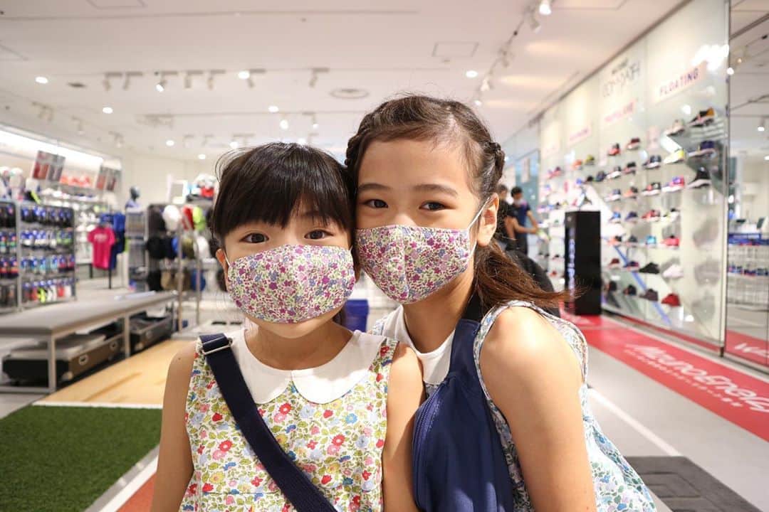 青木玲緒樹のインスタグラム：「先月の夏休み🌼  MIZUNOのかっこいい運動靴が欲しいということで 一緒にミズノ東京へ💙  かっこいい靴getできて良かったね👟🌠」
