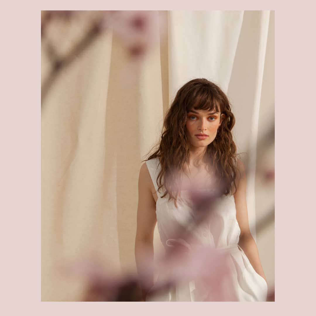 ベンシモンのインスタグラム：「Goodbye summer 👋🏼☀️ ​Hello nouvelle collection, pulls cosy, chemisiers élégants et t-shirts doux 💭 ​Plus que quelques jours avant l'arrivée de notre collection hiver ! ​En attendant, retrouvez les dernières pièces de l'été en ligne à petits prix 🌼  ​🇬🇧 Goodbye summer 👋🏼☀️ Hello new collection, cosy jumpers, elegant blouses and soft t-shirts 💭 Only a few days left before the arrival of our winter collection! In the meantime, find the latest summer pieces online at low prices 🌼 ​#bensimon #bensimoncollection #mode #fashion」