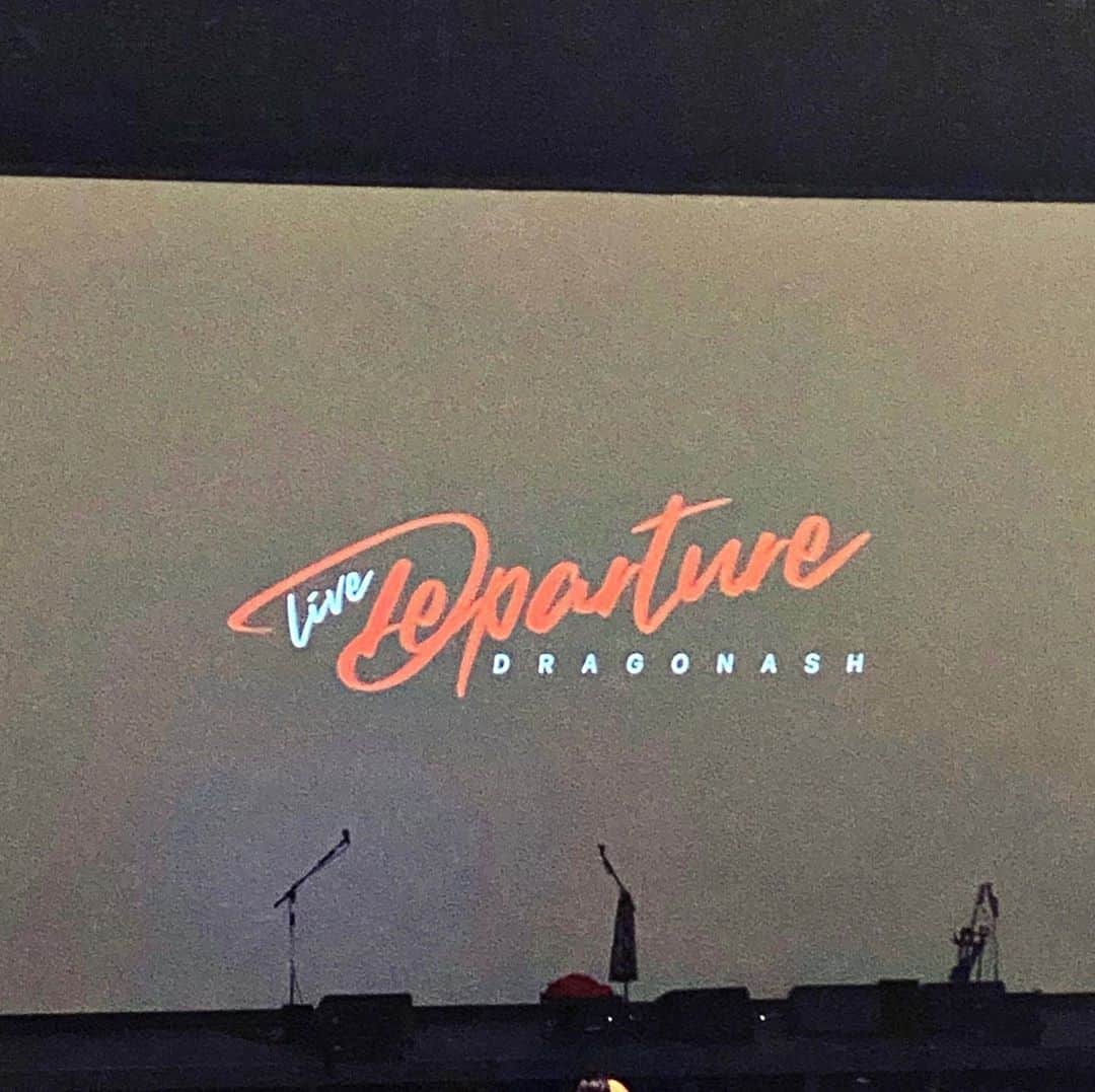 有泉智子のインスタグラム：「Dragon Ash、「LIVE "DEPARTURE"」at TACHIKAWA STAGE GARDEN  20年という長い時を共に歩んできたふたりのダンサー、ATSUSHIとDRI-Vが、これからの人生をDragon Ashとは別の道へと進むことを決め、7人での最後のライブとして行われたライブ。その長い道のりの中で様々な悲しい別れをせざるを得なかったバンドが、初めて、未来に対するヴィジョンと希望を持って自ら選んだ別れと始まりのライブ。  本当に素晴らしいライブだったし、オーディエンスも含め素晴らしい空間だった。 Departureという言葉はもちろん、Dragon Ashとふたりの、それぞれの新たな旅立ちを示す意志表明の言葉だ。でも同時に、KjのMC然り、今のこの状況を乗り越えてまたいつの日か再びあのモッシュピットの自由と喜びとロックバンドの熱狂を取り戻すための始まりだったり、あるいは、それぞれが先の見えない不安が渦巻くこの日々の中でも大切なものを見失うことなく歩いていくための始まりだったり、様々なことが折り重なっているように感じられて、いつも以上に心に深く強く響いてきた。決して楽しいことばかりではなかった、たくさんの痛みや苦難を音楽を歌い鳴らすことを決してやめないことで乗り越えてきたバンドだからこそのメッセージが、本当にまっすぐ力強く説得力をもって響いてくるライブだったし、確かであたたかな光があるライブだった。  セットリストも素晴らしかったな。泣くよね。泣かずにはいられないよね。でも寂しさとは違う涙だったな。  Dragon AshとATSUSHIさんとDRI-Vさんの新しい旅が実り多きものとなることを心から願っているし、信じています。リスナーとしてもジャーナリストとしても同世代のひとりの人間としても、みなさんにたくさんのものをもらいました。数え切れないくらいのかけがえのない体験を、本当にありがとう。これからもよろしくお願いします。」