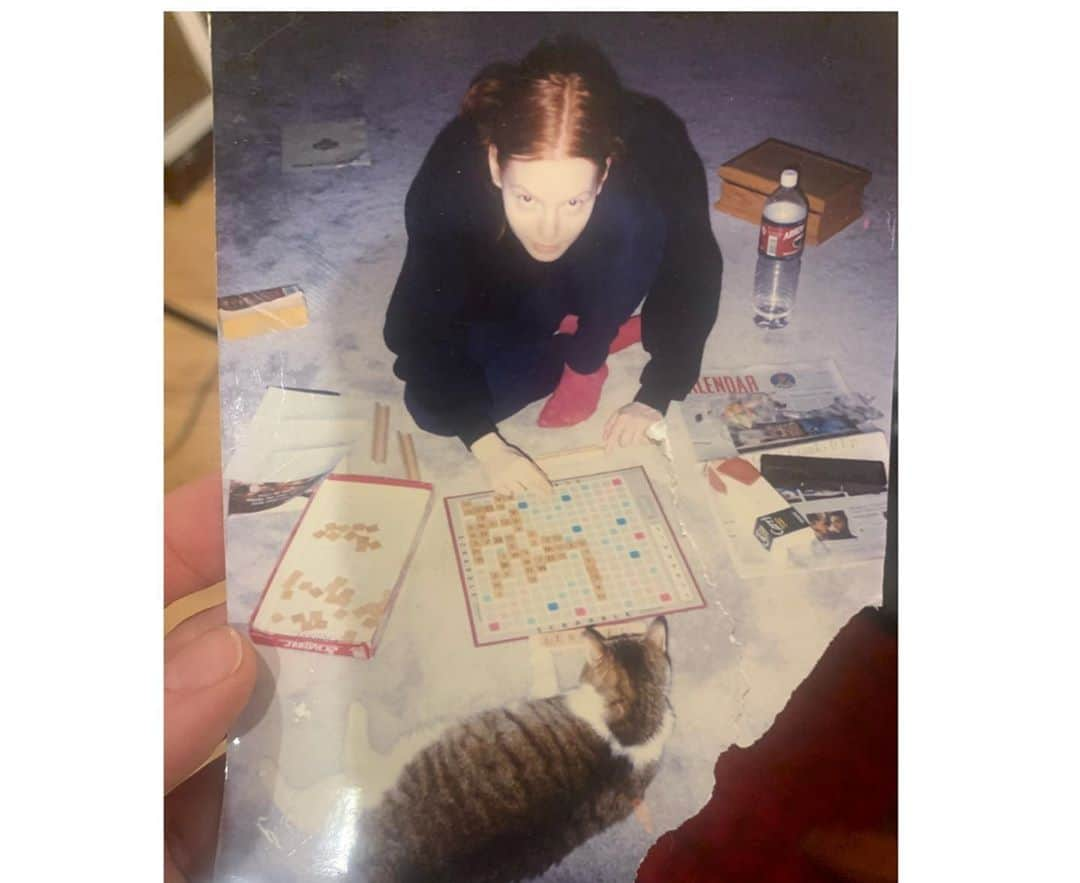 アリシア・ウィットさんのインスタグラム写真 - (アリシア・ウィットInstagram)「oh, some things never change.... and some things do! my #scrabble partner, for one. #fbf to a week ago. @elizaann360 and i had diligently, *completely* quarantined and then tested and continued quarantining, in anticipation of a holiday and some non-socially distant time together for the first time since march. (a hug....!!!!) although it turned out to be only 36 hours of it, due to events beyond our control, it was still heaven to have it for a few moments. (the 2nd picture is from 1996 - i recognize the apartment in west hollywood i was sitting in, and i know who i was actually playing with 🙃. sweet feisty jessie, my cat of nearly 20 years, was merely a few years old here. i didn’t realize how plump she had become!! that changed, too) #flashbackfriday #memories #scrabbleobsessed」9月5日 0時47分 - aliciawitty