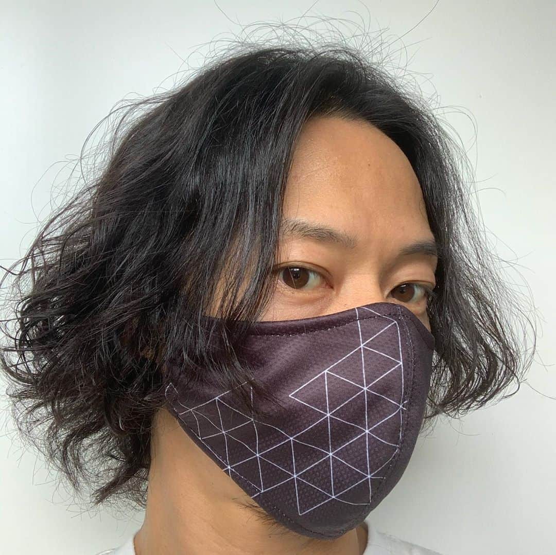 のインスタグラム：「水戸の音楽シーン活性化の為の プロジェクト 「ヒカリノハコ」 楽曲『命の灯』が各配信音楽サイトからダウンロードできます。  ヒカリノハコのインスタをタグ付けしてあるのでそこまで飛んでみて下さい！ オフィシャルホームページはhikarinohako.com です。  グッズも音源も収益は水戸の音楽シーン活性化や水戸から世界へ音楽を積極的に発信できるツールの開発、それらの支援の為に様々な取り組みを行なっていく上で必要な資金に使用する予定です。  まだまだこの「ヒカリノハコ」というプロジェクト、存在すら知らないという人は沢山いると思います。  私の、信頼できる仲間と。 大切な地元への想いが溢れて立ち上げたプロジェクトです。  茨城アーティスト、ホントにみんな良きセンスでしょ？ 気になるでしょ？ きっとまだまだ生まれてくるよ。 才能の塊が！！  是非、よろしくお願いします！！」