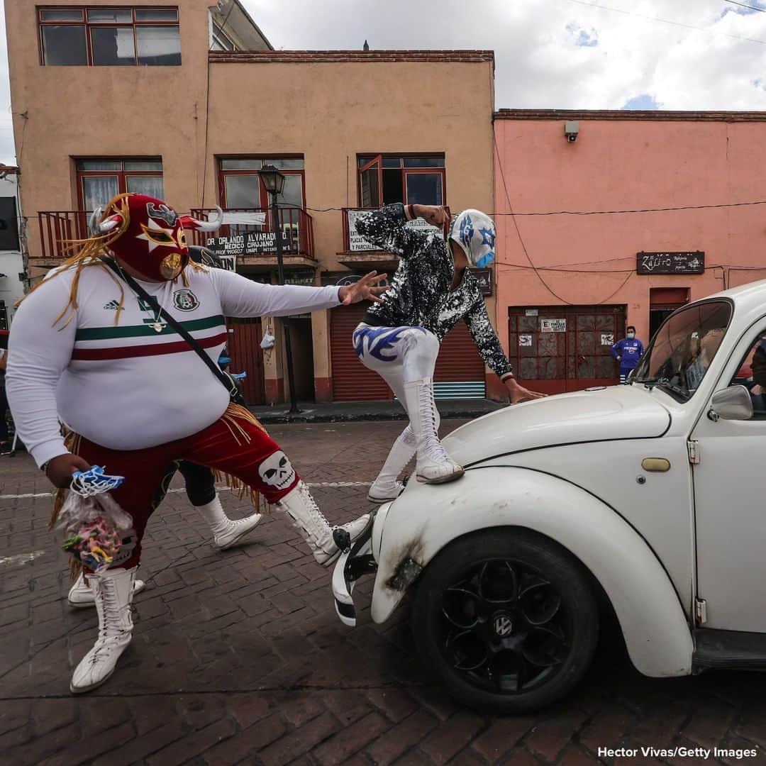 ABC Newsさんのインスタグラム写真 - (ABC NewsInstagram)「TAG TEAM: Lucha Libre wrestlers stop a car to hand out masks as part of a local campaign to promote their use as a preventive measure against coronavirus in Xochimilco, Mexico. #wrestling #facemask #coronavirus #mexico」9月5日 0時44分 - abcnews