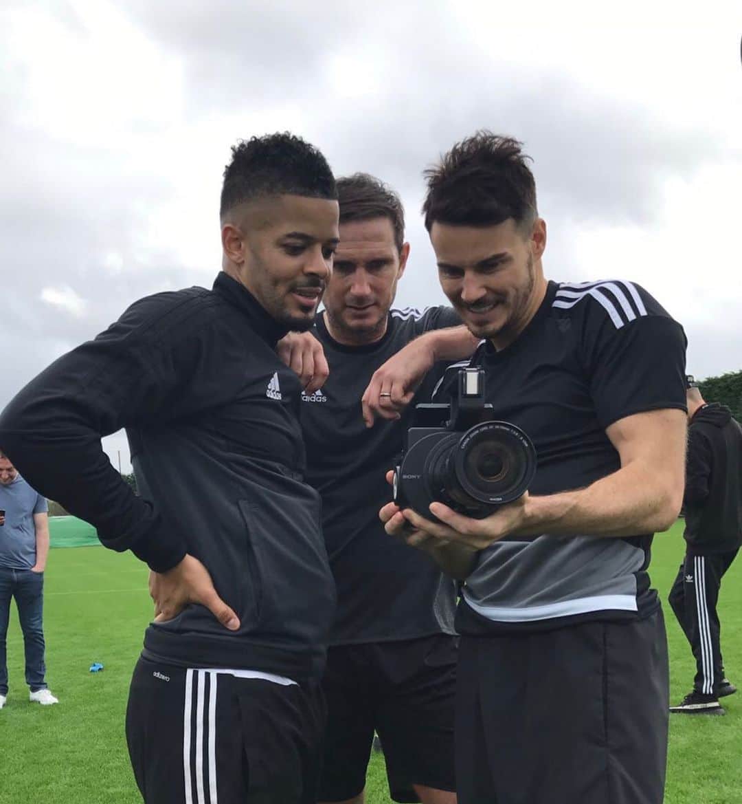 F2Freestylersのインスタグラム：「Player scouting with Frank...🤣📸 Have @chelseafc made the best signings this Summer? 📝✅」