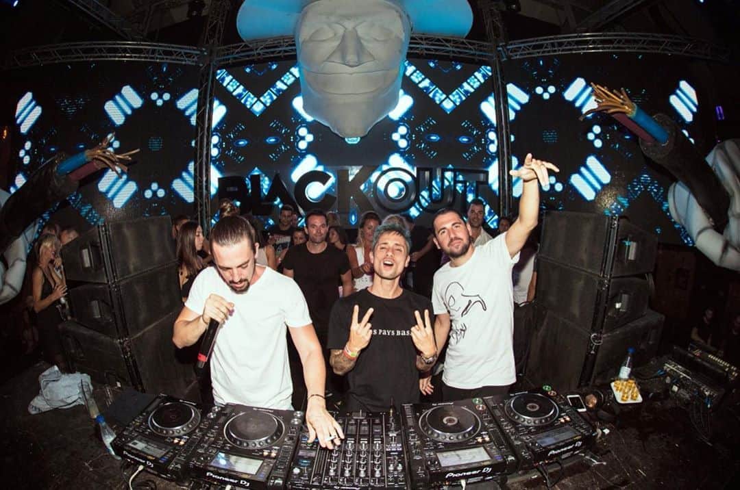 Dimitri Vegas & Like Mikeさんのインスタグラム写真 - (Dimitri Vegas & Like MikeInstagram)「3 more tracks to go on summerofmadness.com 🔥Today the @vizemusicofficial Remix of Happy Together with our brothers @bassjackers is available as a free download!」9月5日 0時57分 - dimitrivegasandlikemike