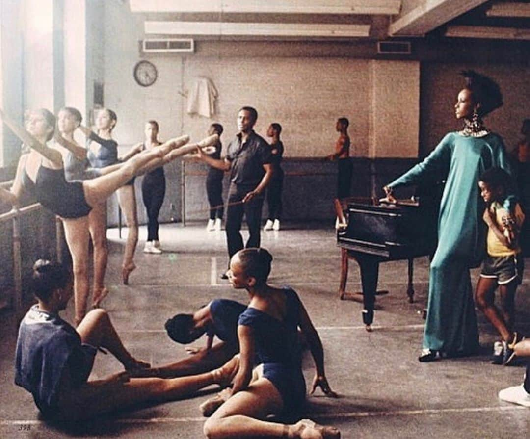 イマン・アブドゥルマジドさんのインスタグラム写真 - (イマン・アブドゥルマジドInstagram)「#fbf 1984 Dance Theatre of Harlem has always been a champion for beauty. Here’s a throwback to the iconic photo of super model Iman with Arthur Mitchell and the DTH Company! (#rp @dancetheatreofharlem)  📸: Lord Snowdon   #DTH #BlackBeauty」9月5日 0時58分 - the_real_iman