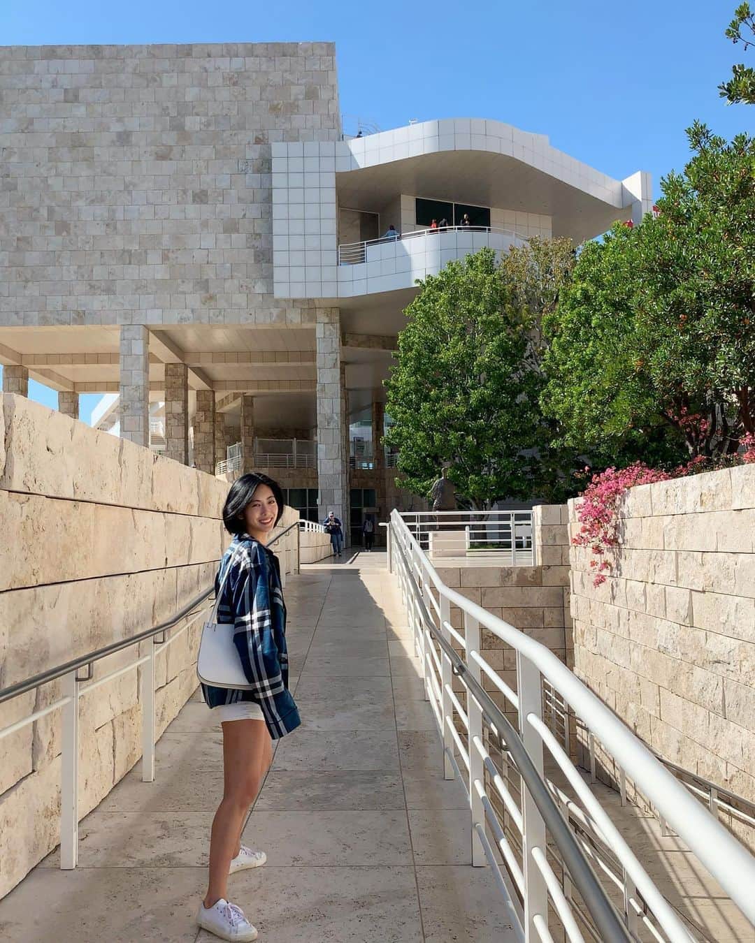 パン・ソヨンのインスタグラム：「. 2019년 여름  바람이 많이 불어서 더 좋았던 내 여름  #getty #gettymuseum #california」