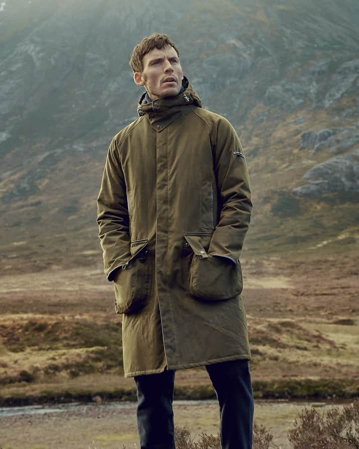 サム・クラフリンのインスタグラム：「I’m so excited to share that I was invited to be the face of the Barbour Gold Standard A/W 2020 campaign - a new premium luxury sub-brand of @Barbour.  So thrilled to be working with the team at @Barbour, and to have had the opportunity to wear their timeless (& incredibly warm) jackets, whilst freezing my ass off in Scotland back in January.  #BarbourGoldStandard #Ad」