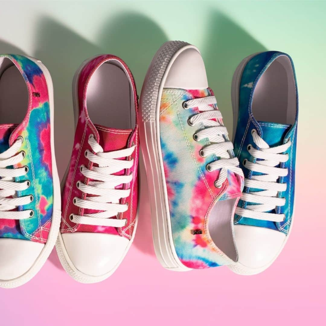 Santa Lollaさんのインスタグラム写真 - (Santa LollaInstagram)「A linha TIE-DYE MOOD chegou nas lojas físicas! Entre no link da bio e converse com a SL mais próxima para comprar agora. [ R$129,90 cada ] #santalollaverao21 #tiedyeSL #newin #sneakers」9月5日 1時00分 - santa_lolla