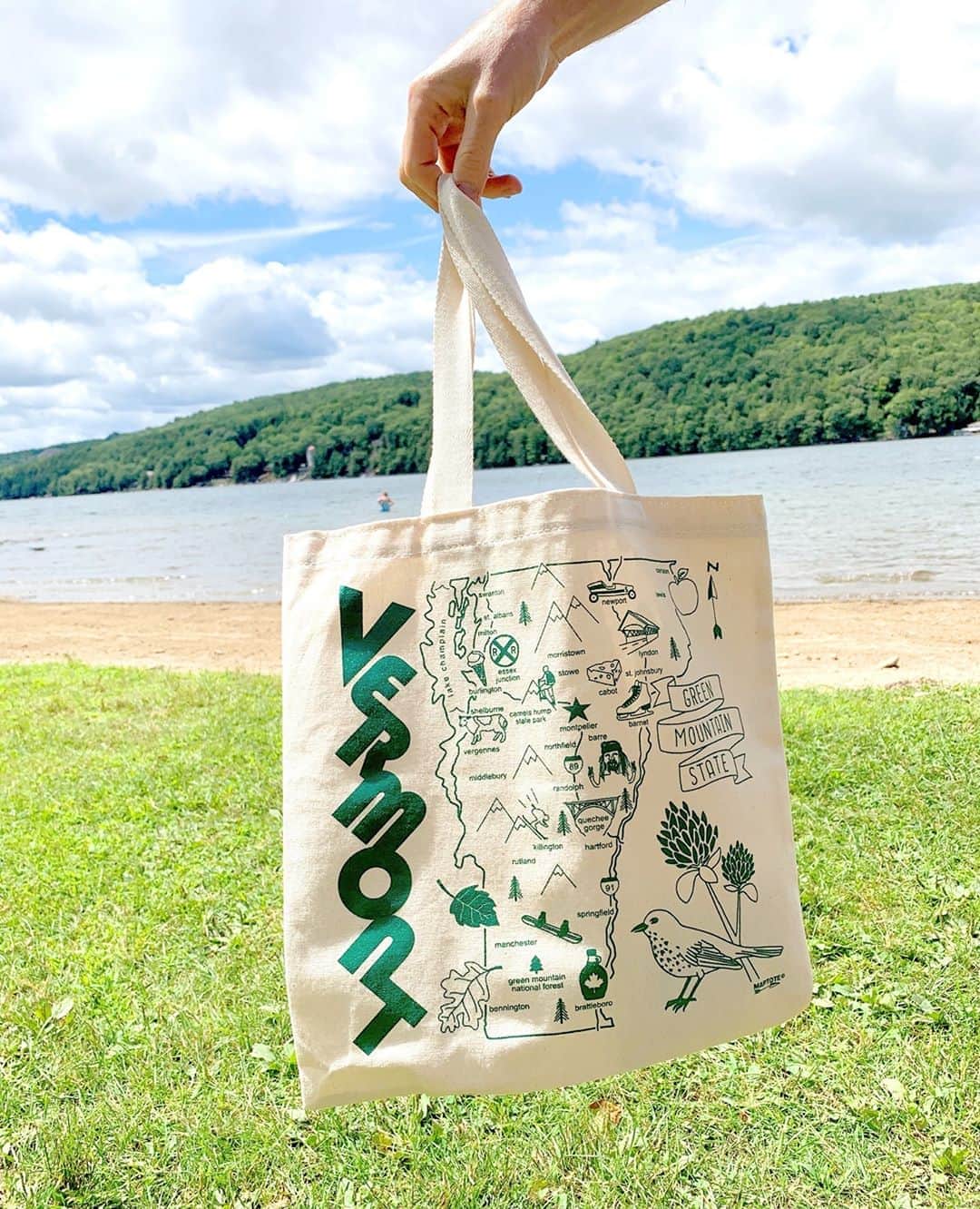 のインスタグラム：「We're dreaming of a long weekend away in Vermont! If you are headed away this weekend remember to be kind, wear your mask and stay safe!」