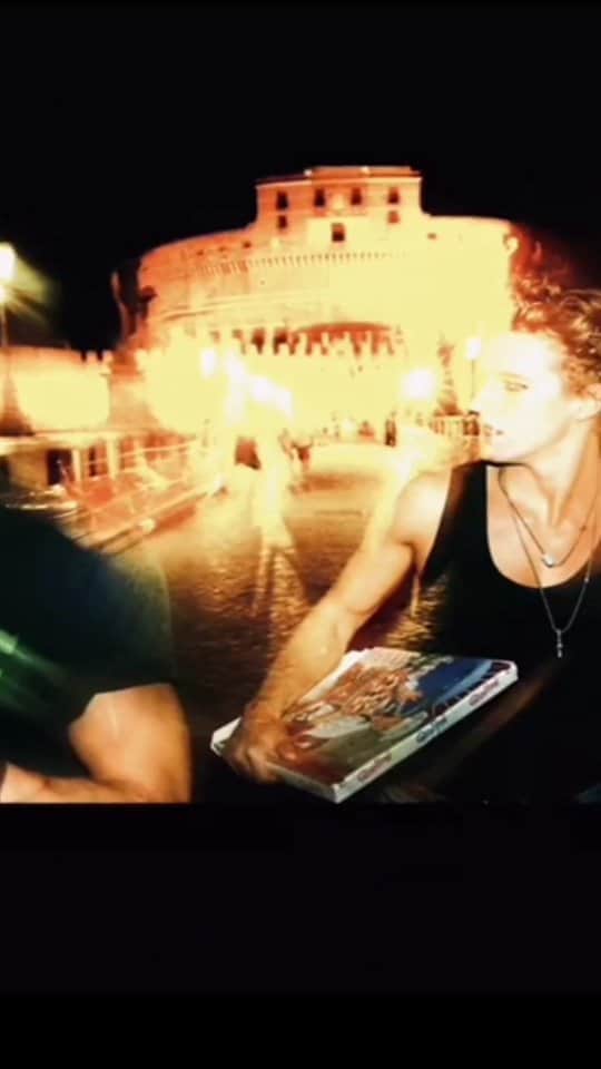マリオ・テスティーノのインスタグラム：「First reel: Pizza for Ciao!  Go to the link in bio for my new publication, 'Ciao', an ode to Italy. _ Primer reel: Pizza for Ciao!  Descubre 'Ciao' en link en bio, mi nueva publicación celebrando Italia.   #CiaoMarioTestino #Italy #reelsinstagram」