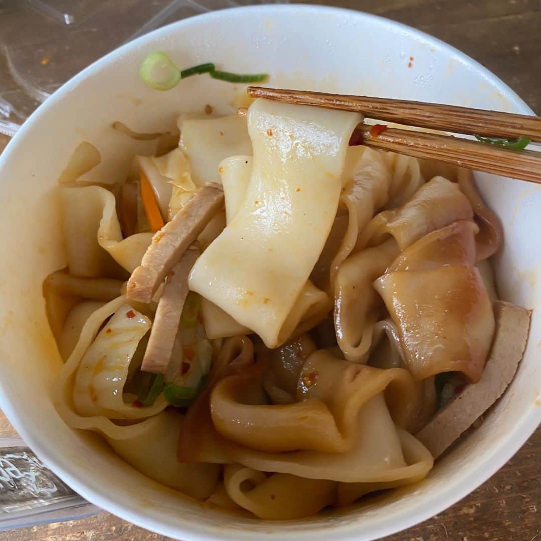 金巻ともこさんのインスタグラム写真 - (金巻ともこInstagram)「話題のびゃんびゃん麺食べました。おいしかった！ #セブンイレブン #おうちごはん金巻」9月5日 1時06分 - tomotomoco