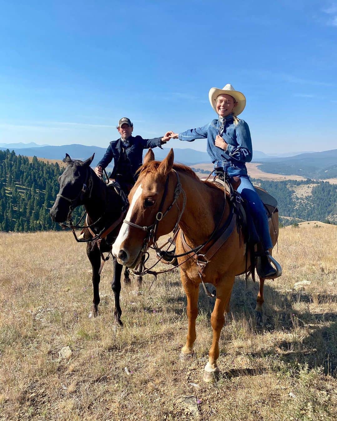 ケイト・ボスワースさんのインスタグラム写真 - (ケイト・ボスワースInstagram)「In my element 🐴 (I’ve been riding since I was 5 years old!) Nothing makes me happier than being at the barn, around horses. 💛 We took a 3 hr ride today, to the top of the mountains, through the valley, then back to @theranchatrockcreek for a picnic lunch 🌾💕」9月5日 1時06分 - katebosworth