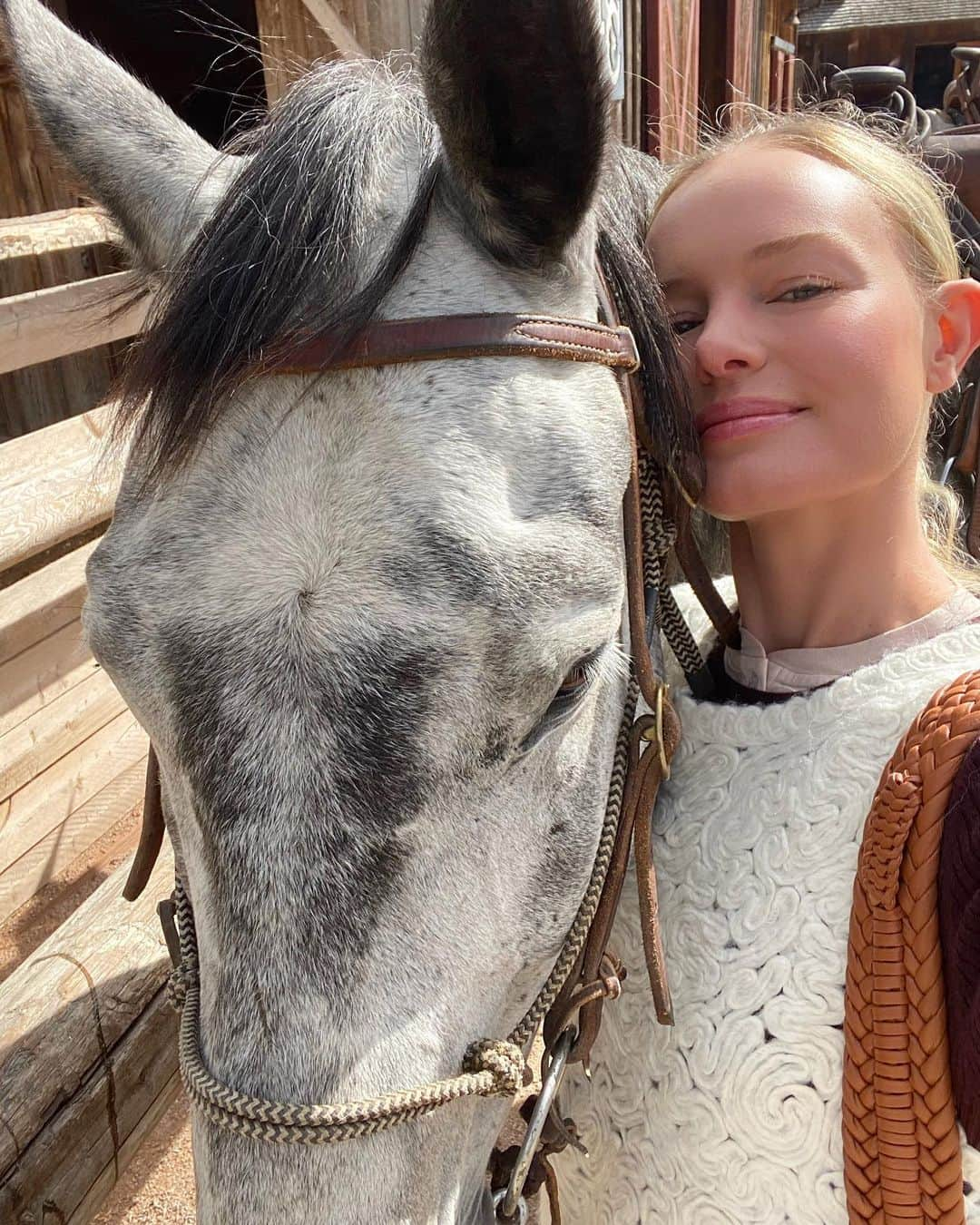 ケイト・ボスワースさんのインスタグラム写真 - (ケイト・ボスワースInstagram)「In my element 🐴 (I’ve been riding since I was 5 years old!) Nothing makes me happier than being at the barn, around horses. 💛 We took a 3 hr ride today, to the top of the mountains, through the valley, then back to @theranchatrockcreek for a picnic lunch 🌾💕」9月5日 1時06分 - katebosworth