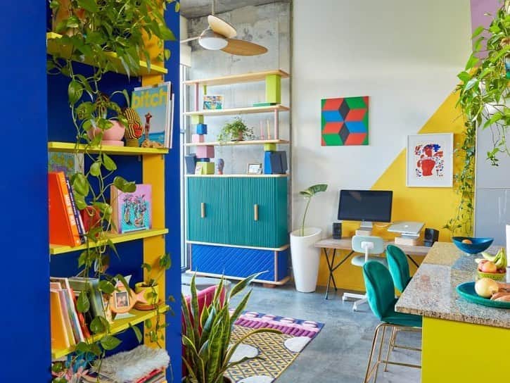 HGTVさんのインスタグラム写真 - (HGTVInstagram)「Say hello to the color explosion of @tropicophoto! 🌈 🌴 📸 Married couple Michelle Norris (@michellenorrisphoto) and Forrest Aguar (@forrestaguar) call this 800-square-foot condo in Atlanta home. 🏡 Michelle, Forrest and their dog Taco bring big, bold design ideas to their small space. 🌮 🐕 Explore more of their maximalist modernism style at the link in our profile. 🔝 🦩⁠⠀ ⁠⠀ #design #interiordesign #maximalism #modernism #tropicophoto #atlanta #condo #smallspacedesign」9月5日 1時08分 - hgtv