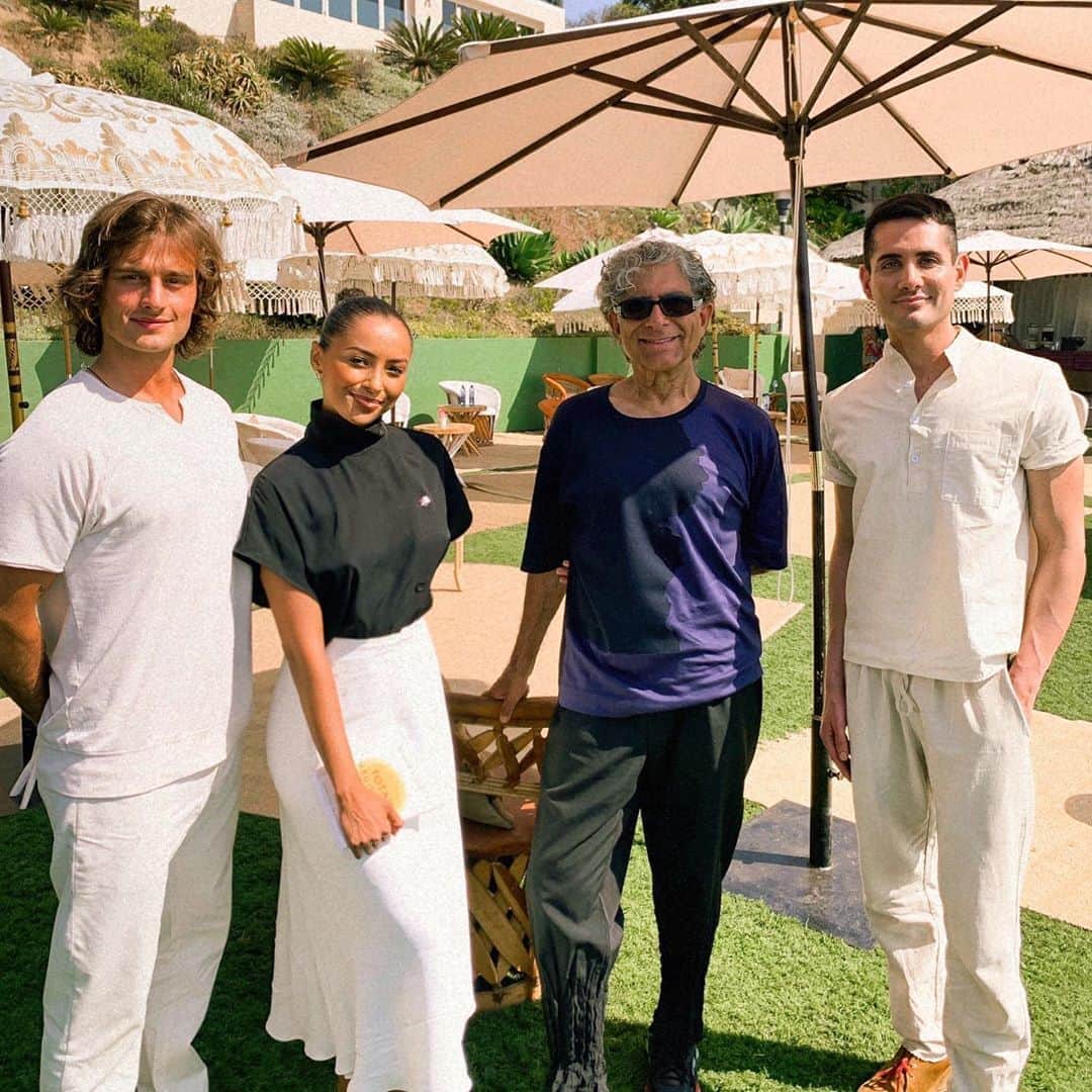 カテリーナ・グレアムのインスタグラム：「We are so excited to finally share the incredible meditation we recorded with @deepakchopra celebrating the official @modern.nirvana launch, my birthday, and Deepak's new book Total Meditation! We are asking everyone on Sept 5th (tomorrow!!) to celebrate and join us in a global guided meditation by Deepak Chopra himself. Watch and post a picture of yourself meditating and tag @modern.nirvana #modernnirvana on your instastory and we’ll repost it. Link in bio. See you soon!!! Whaaaa!!!!! 🙌🏽🙌🏽🧘🏽🤸🏽‍♀️🤯💕🙏🏽❤️🙌🏽🙏🏽」
