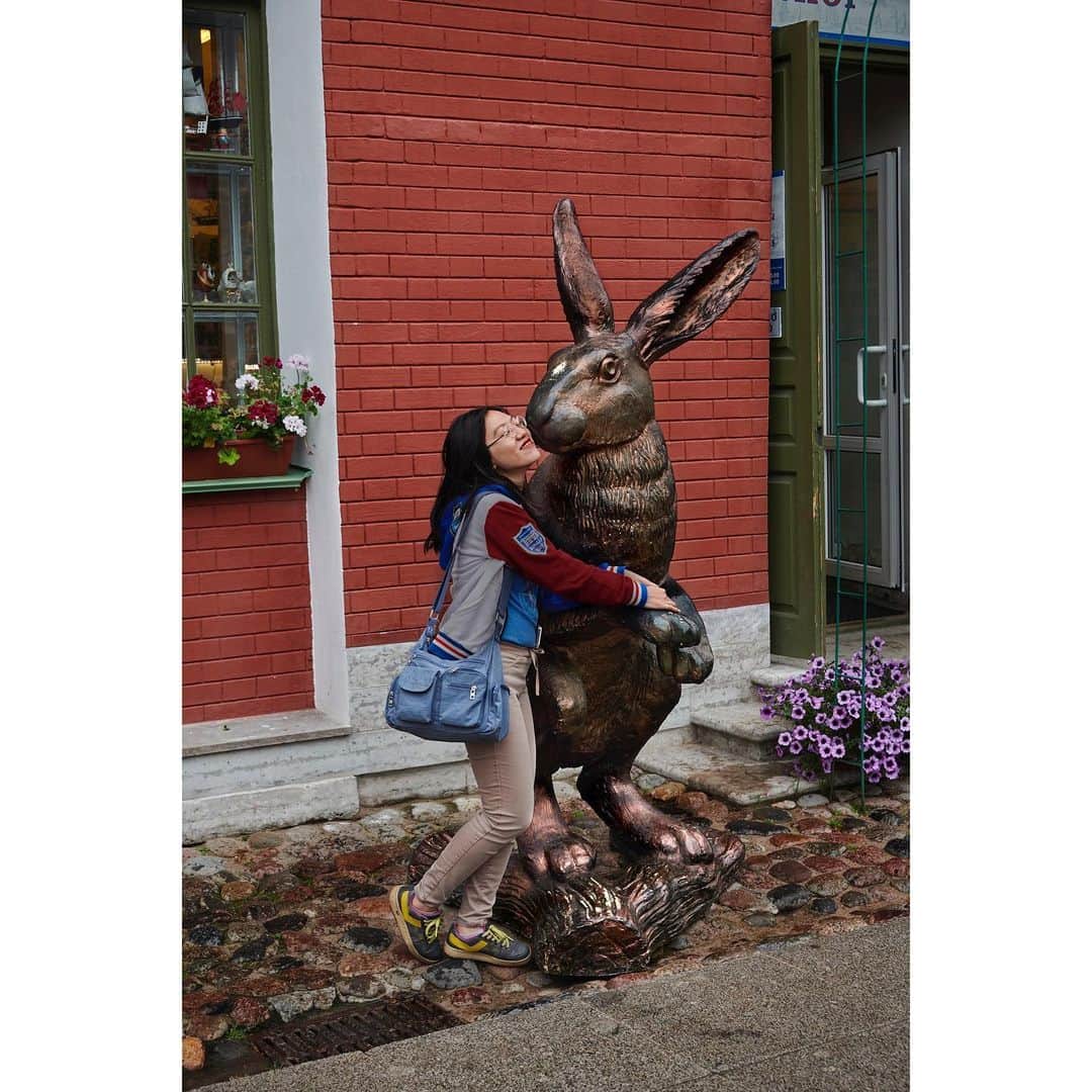 スティーブ・マカリーさんのインスタグラム写真 - (スティーブ・マカリーInstagram)「Playfulness is an attitude in which we don't take ourselves too seriously, no matter the circumstances  1st image: Tourist mimics the changing of the guard, Red Square, #Moscow, #Russia, 1993. 2nd image: Girl hugging rabbit statue, St. Petersburg, 2018. 3rd image: Woman posing with Marilyn Monroe statue, #StPetersburg, 2018.  #SteveMcCurry」9月5日 1時15分 - stevemccurryofficial