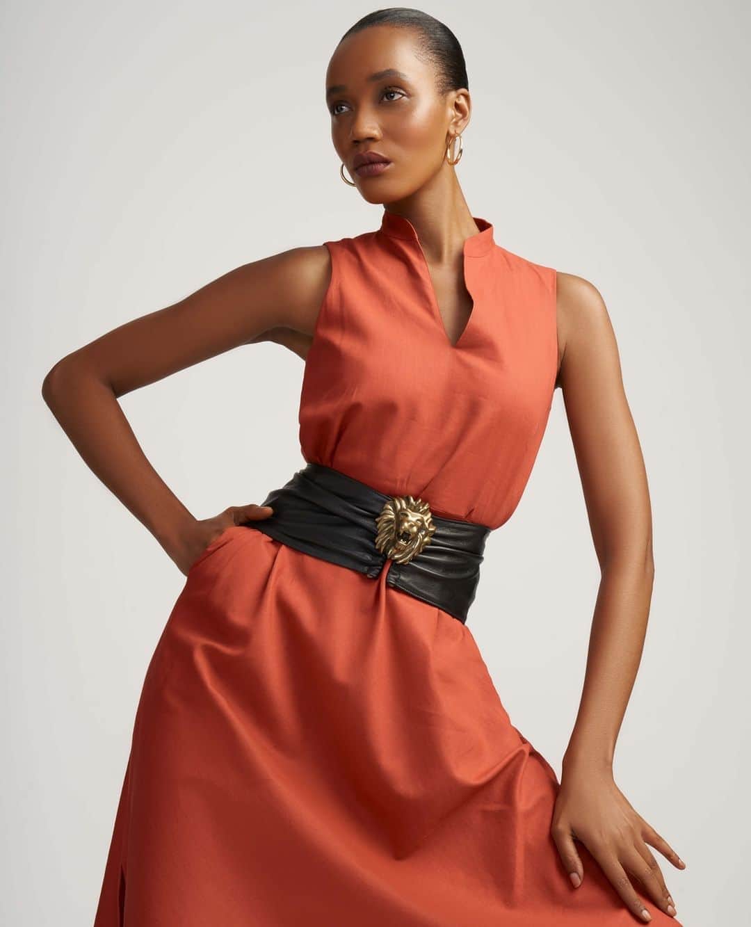 のインスタグラム：「Smoldering in Cinnamon ✨ Turn heads this season with the hottest color and coolest styles. Shop our linen midi dress now on anneklein.com ❤️」