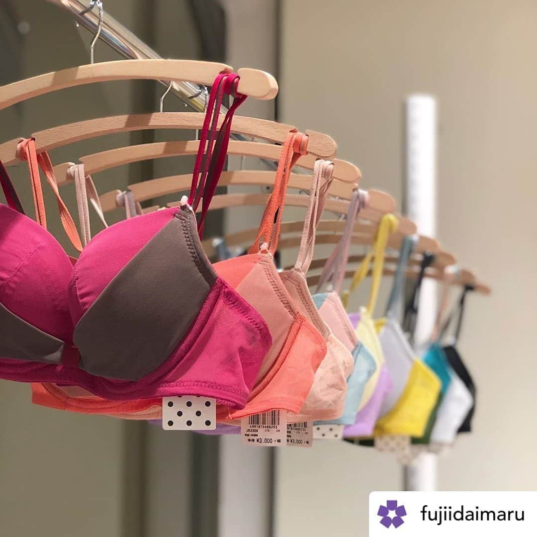 門小雷さんのインスタグラム写真 - (門小雷Instagram)「Repost •  @fujiidaimaru tokitome Bra～トキメキカラフル～LIMITED SHOP﻿ 9月4日(金)〜16日(水)﻿ 3F エスカレーター横特設スペース﻿ ﻿ キメたかたち、トルまでキープ。﻿ 「une nana cool」で定番の【tokitome Bra～トキメキカラフル～】から新作登場。﻿ 和ハーブの柚子・酢橘・赤紫蘇をイメージした、深みのある配色がポイントです。﻿ ﻿ 今回のLIMITED SHOPでは、漫画家・イラストレーターのリトルサンダーさんが描き下ろしたイラストの雑貨を限定販売。﻿ サコッシュや巾着など、ギフトにもぴったりなアイテムをラインアップしています。﻿ ﻿ ﻿ #藤井大丸 #フジダイ #FUJIIDAIMARU #京都 #kyoto #fashion #ファッション #百貨店 #デパート #departmentstore #unenanacool #ウンナナクール #tokitomebra #トキトメブラ #トキメキカラフル #リトルサンダー #littlethunder #門小雷 #イラストレーター #サコッシュ #巾着 #ギフト #エコバッグ #トートバッグ #キーホルダー #ブラジャー #ブラ #ランジェリー」9月5日 1時20分 - littlethunder