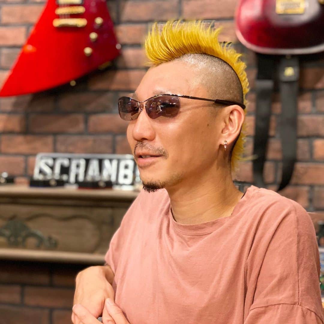 松隈ケンタのインスタグラム：「スクランブルズ　エンジニア沖悠央　について語りました。  松隈ケンタが語るスクランブルズ 、サウンドエンジニア「沖悠央」！ https://youtu.be/8f2oD68pGok」