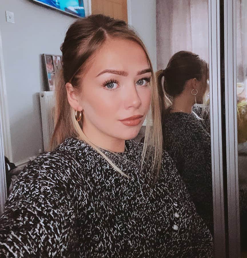 コニー・タルボットのインスタグラム：「✨SWEATER WEATHER ✨」