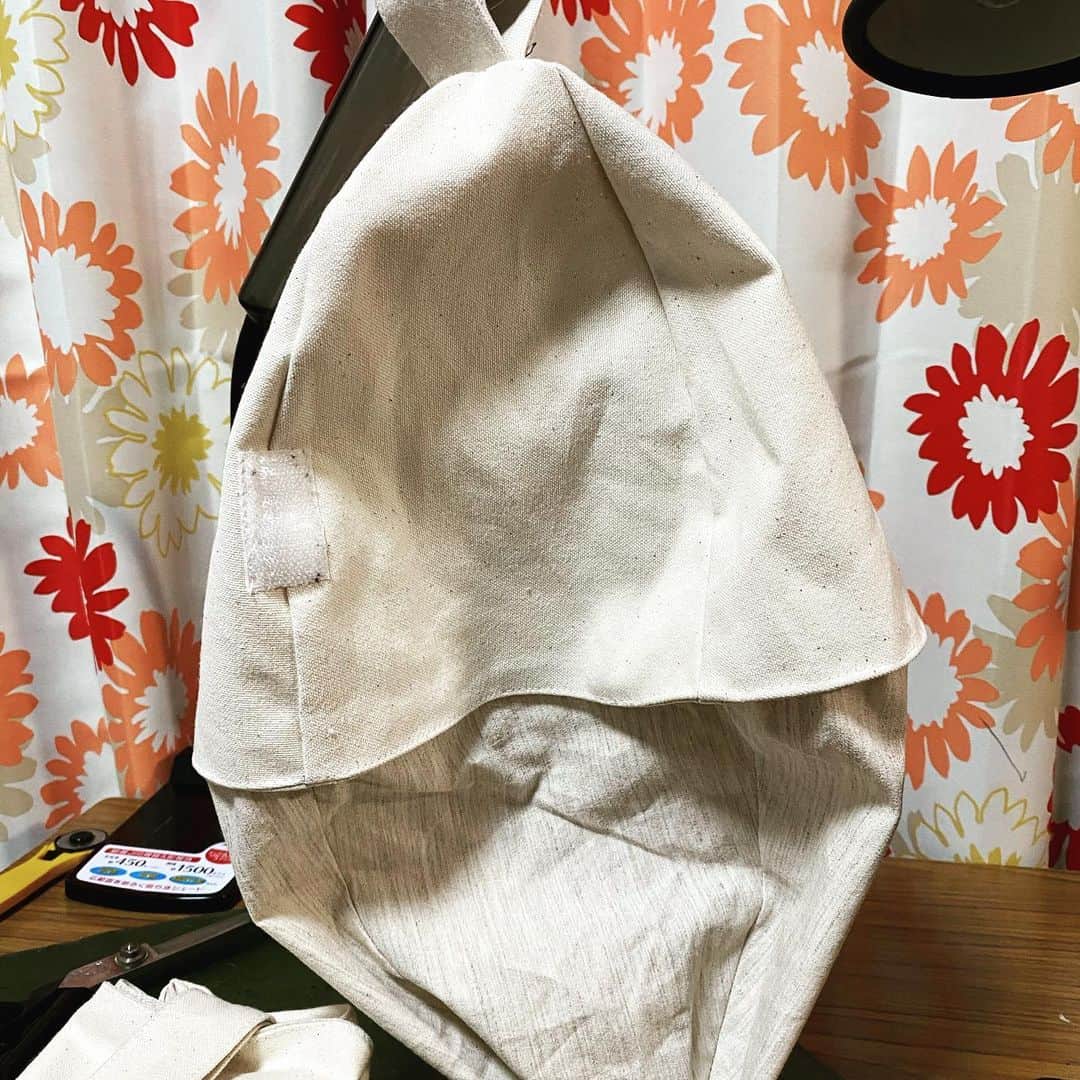 宇藤純久さんのインスタグラム写真 - (宇藤純久Instagram)「帆布のサウナハット完成しました。  ４枚はぎのハットでみんなのイメージするサウナハットな感じに。  頭にループをつけたことで干しやすくなりました。  マジックテープが着いてるので小さく畳んでカバンの中に入れられます。  帆布は丈夫で洗濯などにも強く使うほどに馴染み質感が良くなります。  裏地にはリネン(麻)を使っており手触りが抜群です。  本日サウナで実際使用しましたが使用後は手でしっかりしぼれました。  生成の帆布なので自分の好きなワッペンとか刺繍を入れてカスタマイズできます。  日常でサウナハットを使う時の問題点 ・かさばる ・後処理のわずらわしさ ・変に目立つ(これはメリットも) このあたりを解決しました。(目立つのはまだあるかも)  販売する時も畳めますので置き場も少なくて済みます。  来週中には通販サイトで販売予定！  各温浴施設様向けにまとめうりやロゴのタグなどありましたらそれを付けたバージョンも可能です、気軽にお問い合わせください！  サウナハットはサウナ浴のクオリティを上げてくれます。  皆様のQOS(Quality Of Sauna)の向上の一助になりたい。  https://orcute.official.ec/  #サウナ #熱波 #ロウリュ #löyly  #aufguss #サウナハット #帆布 #帆布サウナハット #QOS #クオリティオブサウナ」9月5日 1時41分 - orcauto_rtd