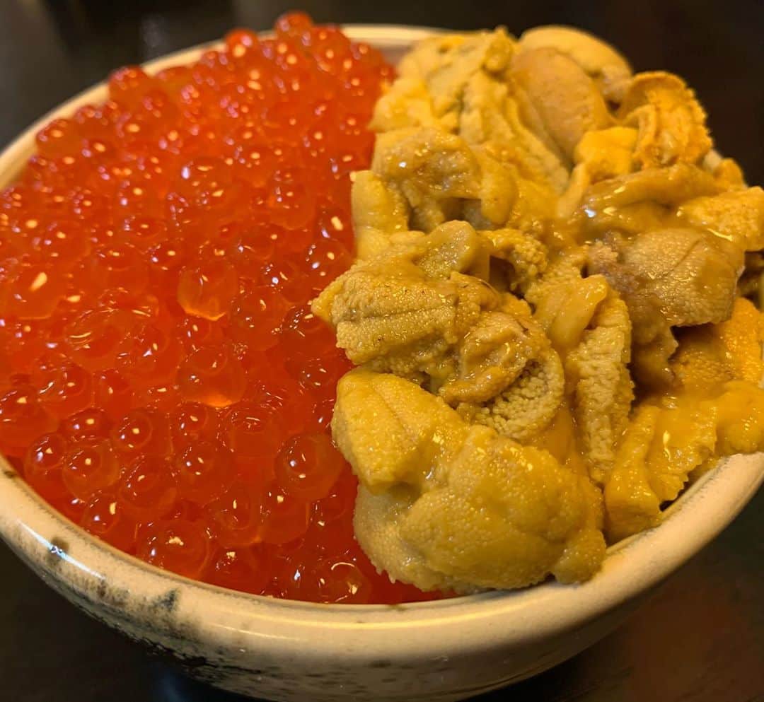 本山なみさんのインスタグラム写真 - (本山なみInstagram)「ドライブ後の、海鮮は至福すぎた。 みんなで顔をみあわせ、イクラと雲丹を頬張るひたすら🥱  #イクラと雲丹の丼 #ドライブ後のビール美味しい」9月5日 1時44分 - namiii0922