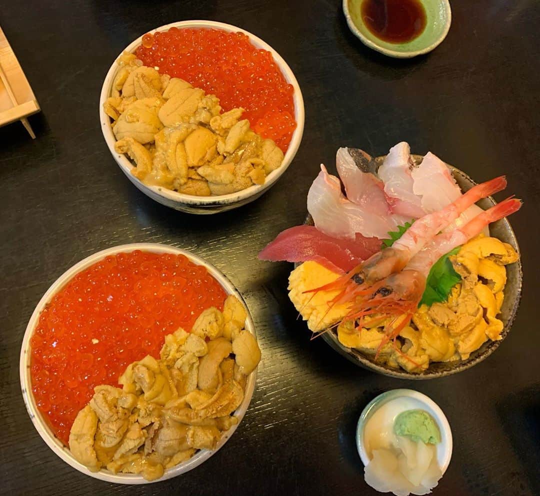 本山なみさんのインスタグラム写真 - (本山なみInstagram)「ドライブ後の、海鮮は至福すぎた。 みんなで顔をみあわせ、イクラと雲丹を頬張るひたすら🥱  #イクラと雲丹の丼 #ドライブ後のビール美味しい」9月5日 1時44分 - namiii0922