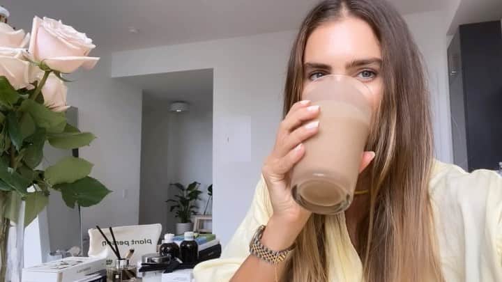 Kirsty Godsoのインスタグラム：「ENERGY IN, ENERGY OUT ⚡️ Try my favorite morning smoothie recipe to kick start your day, using the @delonghi.na Dinamica 🥰  Espresso shot 1 scoop @madeof_____ chocolate whey protein isolate 1 frozen banana 1 tsp raw almond butter 4 oz water Dash of cinnamon Handful of ice Blend and consume with utmost confidence ✨ #partner」