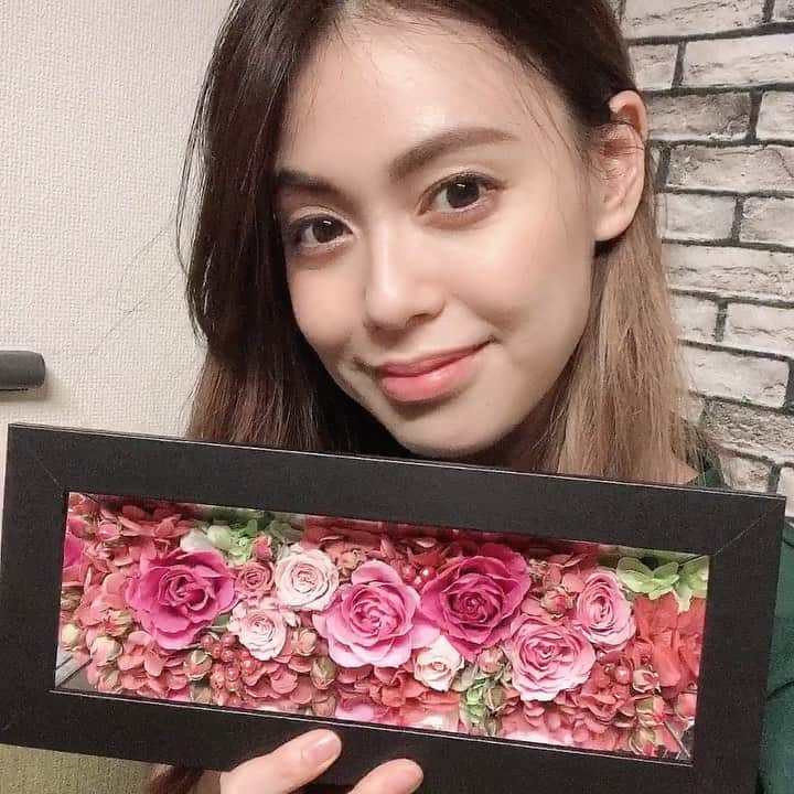 のインスタグラム：「♡ お花って嬉しいよね。 ・ ・ まだお祝いしてもらえて 幸せ🌿 ありがとおー！ ・ 大好き❤ ・ ・ ・ #1日1大好き #優美 #ゆうみ #me #昭和感 #大好き #ダイスキ #daisuki #love #❤️ #flowers」