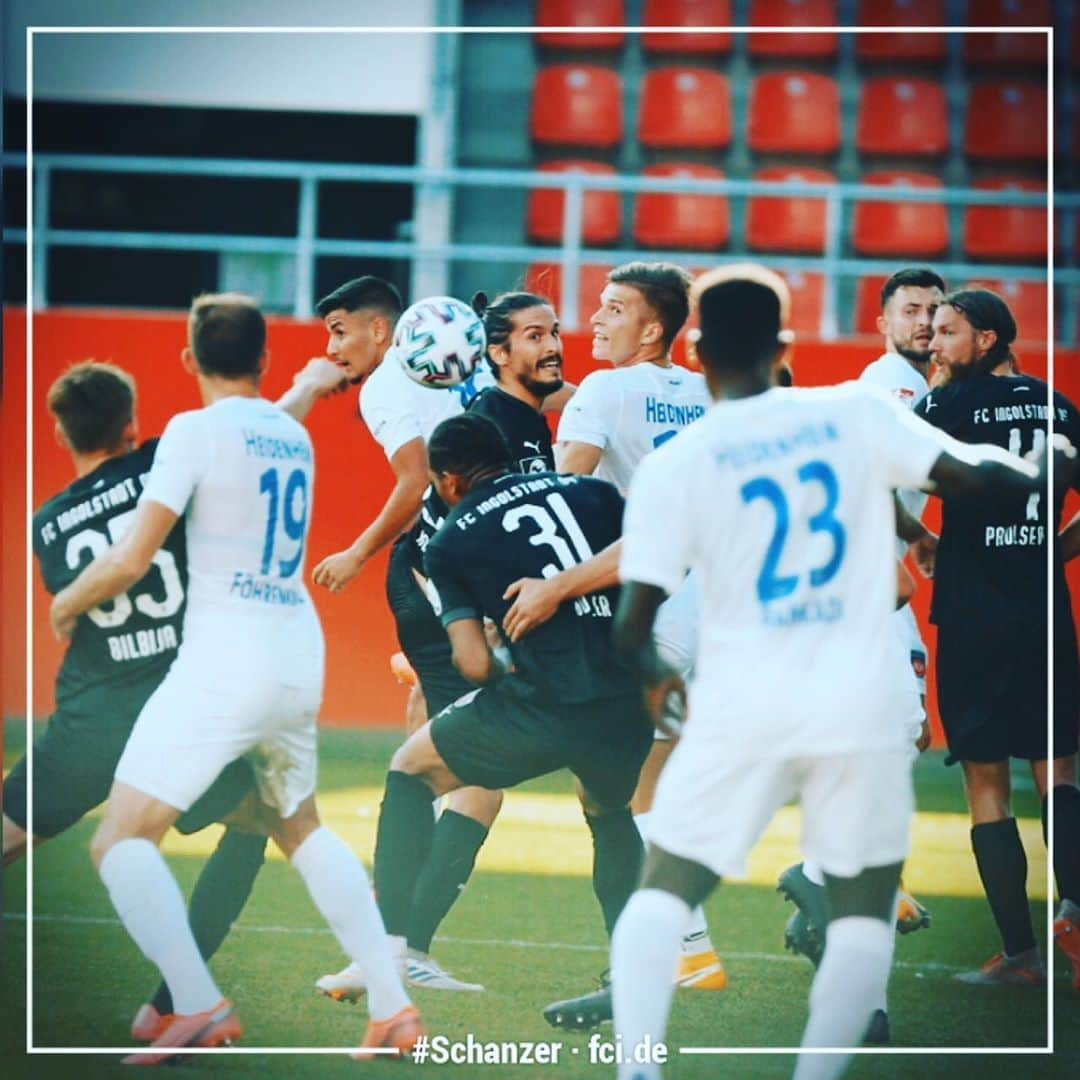 FCインゴルシュタット04さんのインスタグラム写真 - (FCインゴルシュタット04Instagram)「Knappe Testspiel-Niederlage: Unsere #Schanzer unterliegen Heidenheim mit 1:2, zeigen aber trotz den Problemen in der Vorbereitung einen sehr ordentlichen Auftritt‼️👍  ___ Tor: @patrick.sussek ⚽️👌 @buntic97 pariert einen Elfmeter, der Nachschuss landet aber zum 0:1 im Netz. Ein Missverständnis führte später zum 0:2. Mit etwas mehr Spielpraxis, Ruhe & einer sauberen Vorbereitung können der @dfb_pokal und die @3.liga kommen! ⚫️🔴 Dem @fch_1846 eine gute Reise 👋  Morgen wird übrigens gleich nochmal getestet: Schweinfurt wird zu Gast in Ingolstadt sein!  . .  #Schanzerdassindwir #Schanzerfürimmer #einfachkriegstduwoanders #Vorbereitung #Sommer #AudiSchanzerSommerTour2020 #Soccer #Football #Fussball #Ingolstadt #FCIngolstadt04 #3Liga #zeigtsuns #fu3ball #workhard #Trainingsspiel #Test #Heidenheim」9月5日 2時06分 - dieschanzer