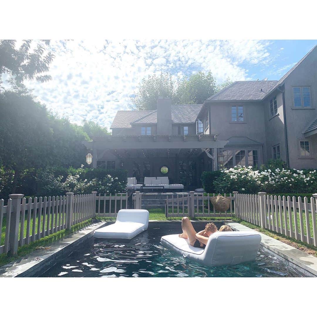 エリン フェザーストンのインスタグラム：「Last days of summer are here. Getting ready for a lazy Labor Day weekend with my favorite new addition to our staycation setup, these incredible pool floats from @oliverjameslilos which are both sturdy enough to withstand the daredevil antics of my 4 year old (more in stories)and for me to snuggle afloat with my baby. Wishing you all a very happy weekend!」