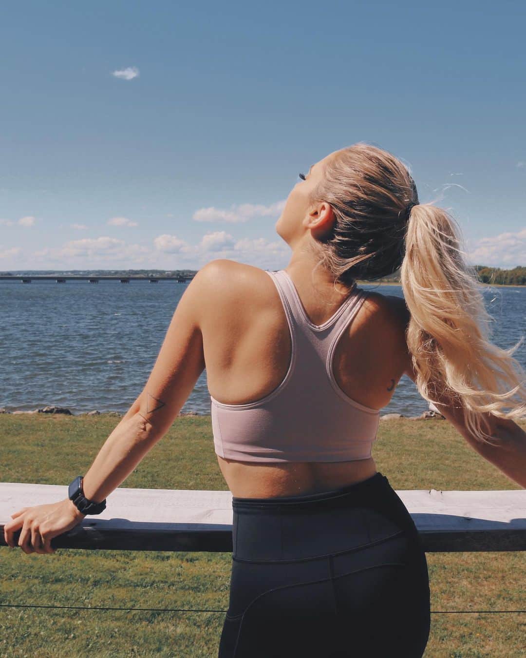 Kalyn Nicholsonのインスタグラム：「this is a real dramatic "hair blowing in the wind, face towards the sun" way of saying 𝐒𝐔𝐑𝐏𝐑𝐈𝐒𝐄! new fitness Friday + double upload week✨   back in August, I ran my very first 1/2 marathon. At the time, I was taking a content break but I still wanted to document the journey so I vlogged and banked it, waiting for September.  the video is up on my personal channel + I mapped out my 12 week training schedule into a downloadable file on the @allthingskoze blog should you feel like a getting up to a good sweaty challenge this fall 👟」
