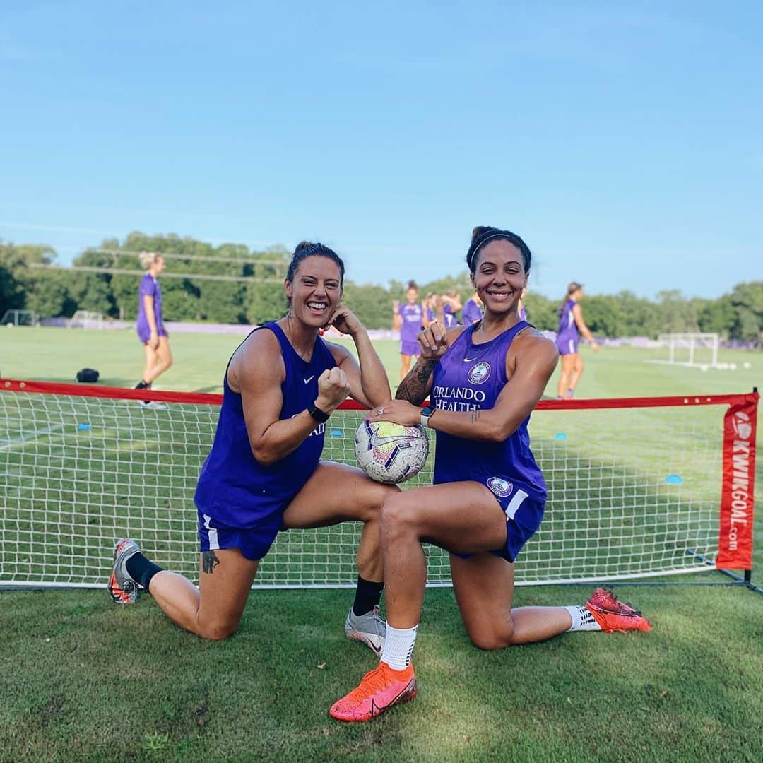 アリ・クリーガーさんのインスタグラム写真 - (アリ・クリーガーInstagram)「From our very first touch of the soccer tennis tourney out of bounds, to our promoted premiere league unbeaten championship win..  Me: “who woulda thought?!” Syd: “we would.” 😂🤣」9月5日 2時14分 - alikrieger