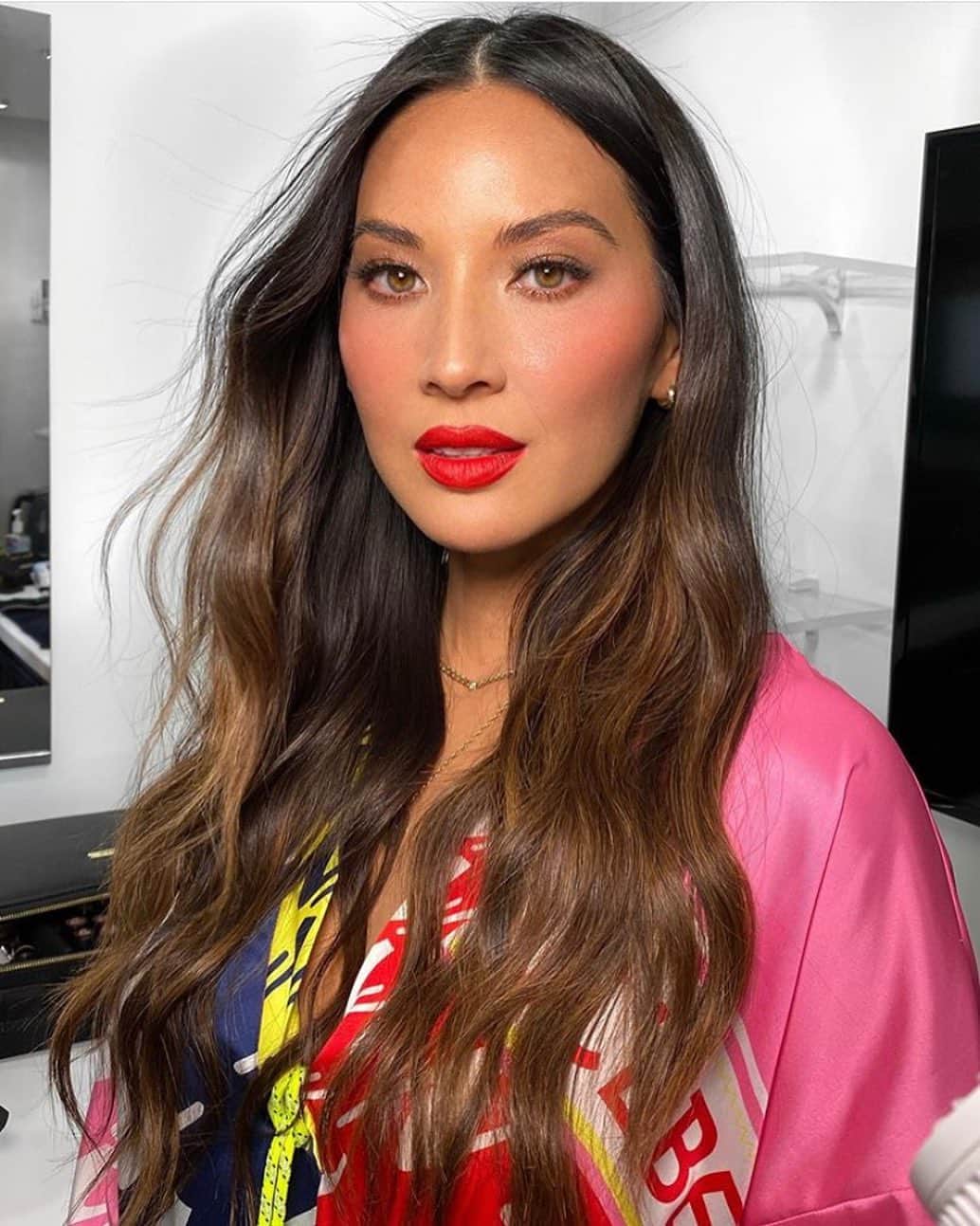 ジェームスロングのインスタグラム：「@oliviamunn ❤️ @iceberg style by @highheelprncess 😀」