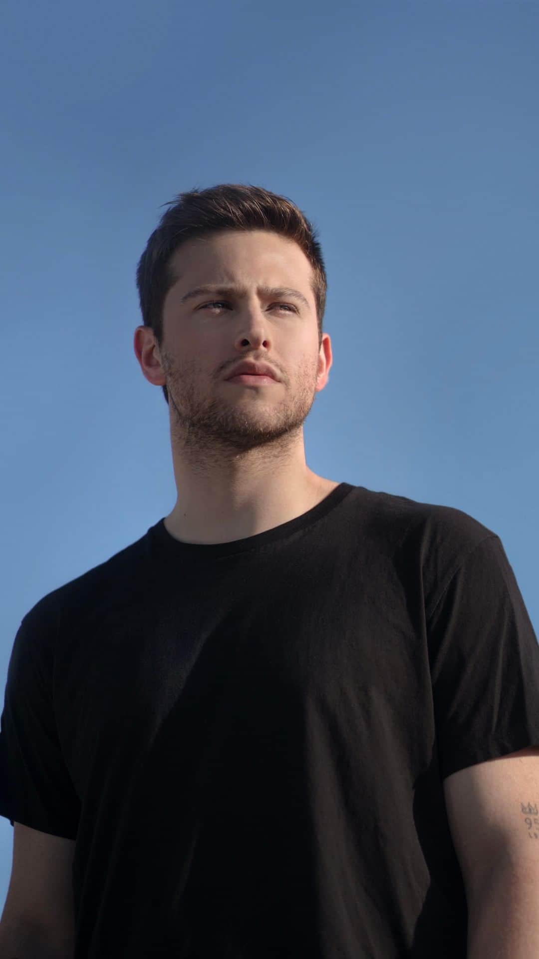 Coldplayのインスタグラム：「This is Loners by LOVR - aka Noah Benardout. Noah was standing on a Hollywood sidewalk waiting for the lights to change when he was killed by a DUI driver. He was 24. Noah’s foundation @noahbenardoutfoundation is helping to end DUI tragedies through music and education. Love c, g, w, j & p.」