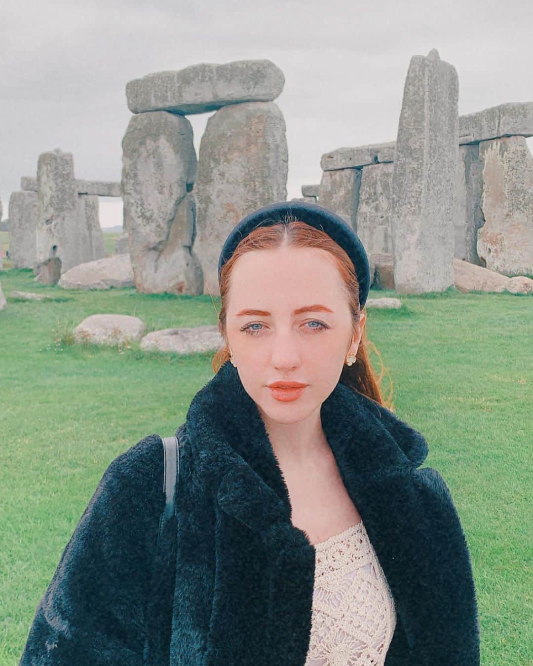 ベッキー・クルーエルのインスタグラム：「today I visited THE stonehenge!!! It’s so amazing to really walk the same ground that Neolithic people did.. this site was built 5000 years ago, by ancient civilisations and humans... ⁣ ⁣ This site has always been an ancient fascination, even to the Romans this was so old... isn’t that amazing!」