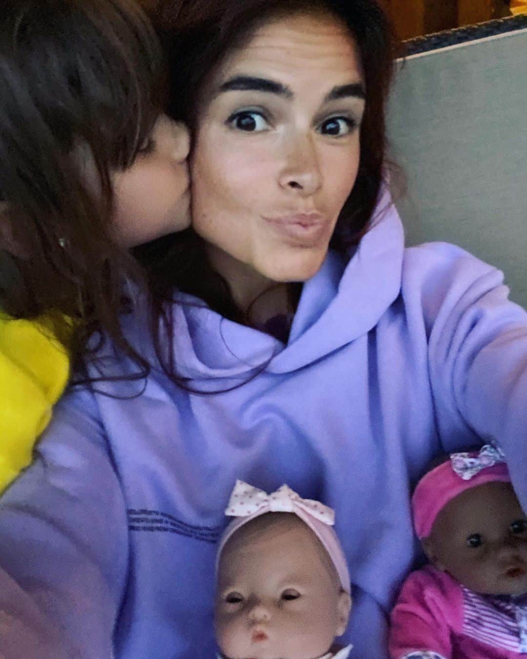 ミロスラヴァ・デュマのインスタグラム：「Friday nights with my kids and grandkids 🏡❤️🌎」