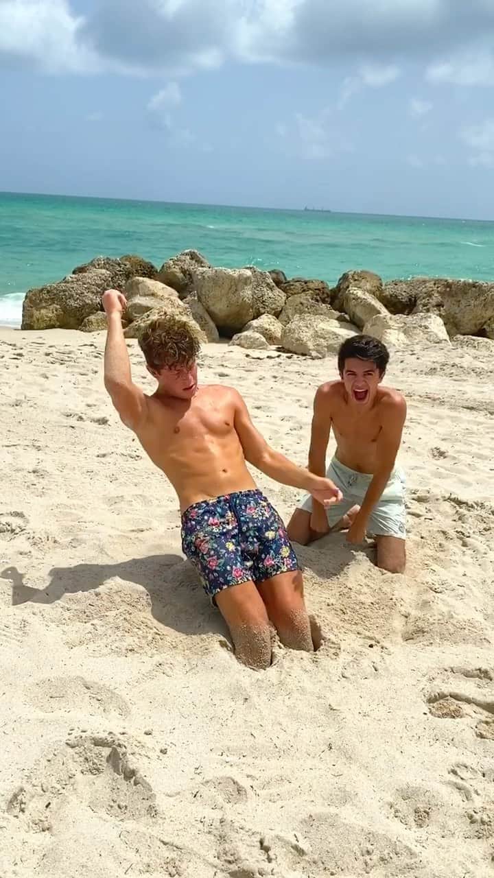 Brent Riveraのインスタグラム：「Inflatable man😱😂 @benazelart」