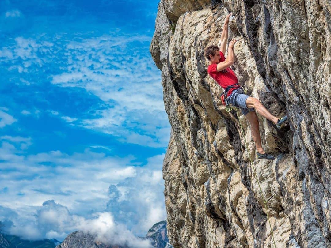 アダム・オンドラさんのインスタグラム写真 - (アダム・オンドラInstagram)「Another sunny day around #lagodigarda ☀️   #climbingambassador #trentino #italy #belvedereclimbingarea #gardatrentino #visittrentino @gardatrentino」9月5日 2時37分 - adam.ondra