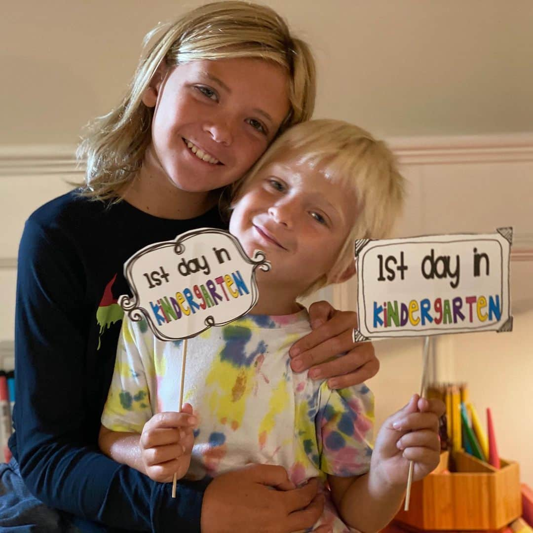 A・J・クックのインスタグラム：「First day of kindergarten AND middle school started this week.....at home. This should be interesting. 😬🤦🏼‍♀️ #homeschool #tgif #wegotthis」