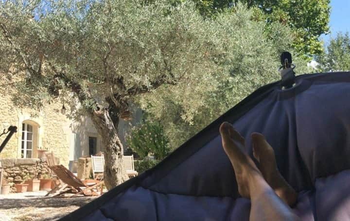 のインスタグラム：「"I got big plans today. Biiiiiiig plans 😴" #Regram 📸 : @catherineselosse⁣ ⁣ We love days where ‘big plans’ turn into big relaxation. Tell us in the comments how you plan on relaxing today. ⁣ ⁣ #NaturalBeauty #Loccitane #Provence #Relaxation #ExploreProvence #HiddenGems」