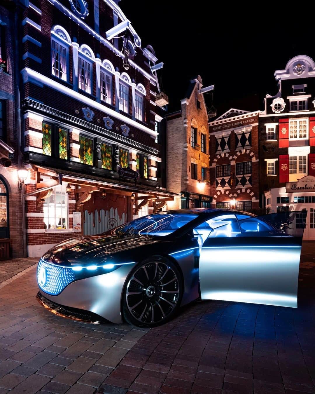 メルセデス・ベンツさんのインスタグラム写真 - (メルセデス・ベンツInstagram)「The VISION EQS is an outlook on the future of Mercedes-Benz. Because two things are timeless: the need for mobility and the need for luxury.   mb4.me/visioneqs 📷 @crewten @europapark  #MercedesBenz #Vision #EQS」9月5日 3時00分 - mercedesbenz