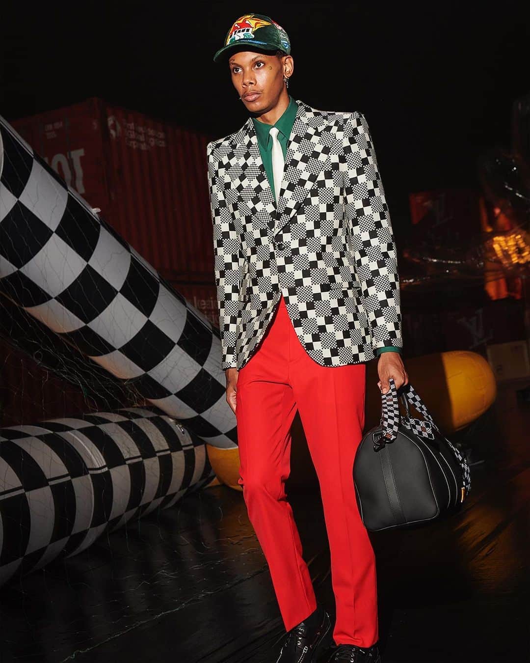 のインスタグラム：「#LVMenSS21 Checknosis. A selection of distorted Damier looks from @VirgilAbloh’s latest #LouisVuitton collection. See more from the show in Tokyo via link in bio.」