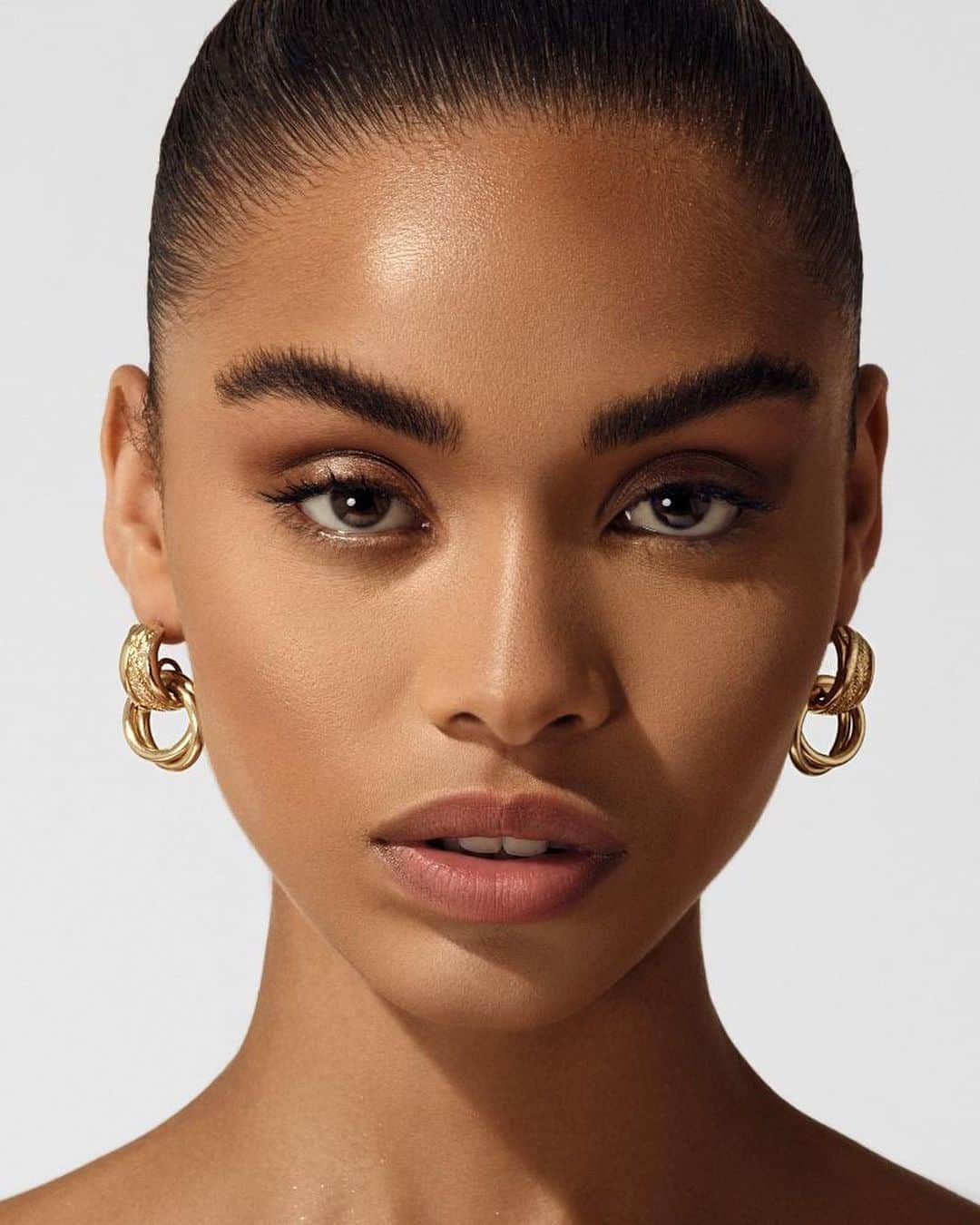 ユアアイズライのインスタグラム：「Now representing the beautiful JADE ✨  For bookings please contact ami@7evenmodelmanagement.com」