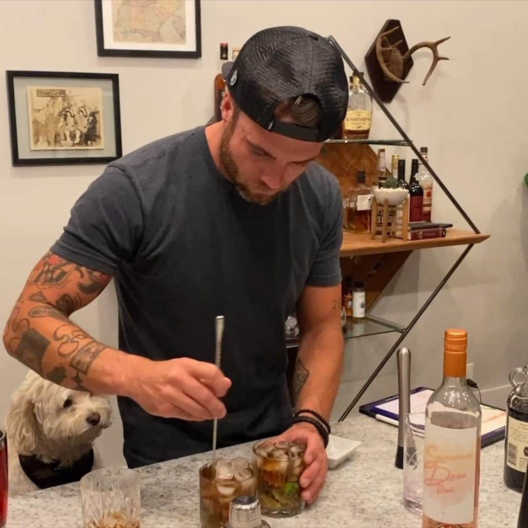 All Time Lowのインスタグラム：「Mojitos: great for people, bad for pets. Rian’s @summerdazerose Getaway Green Rosé Mojito recipe demo is up on our YouTube 🍹 Everything Is Wine orders are 10% off with code GETITNOW10, please enjoy responsibly.」