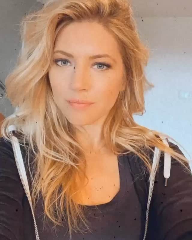 キャサリン・ウィニックのインスタグラム：「Have a beautiful day 🌞」