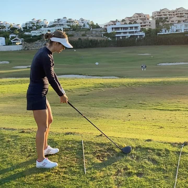 ベアトリス・レカリのインスタグラム：「Gracias @atalayagolf por invitarme a jugar el nuevo campo hoy... estrechito 😳」