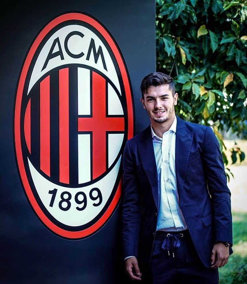 のインスタグラム：「Rossonero 🔴⚫️ #sempremilan」