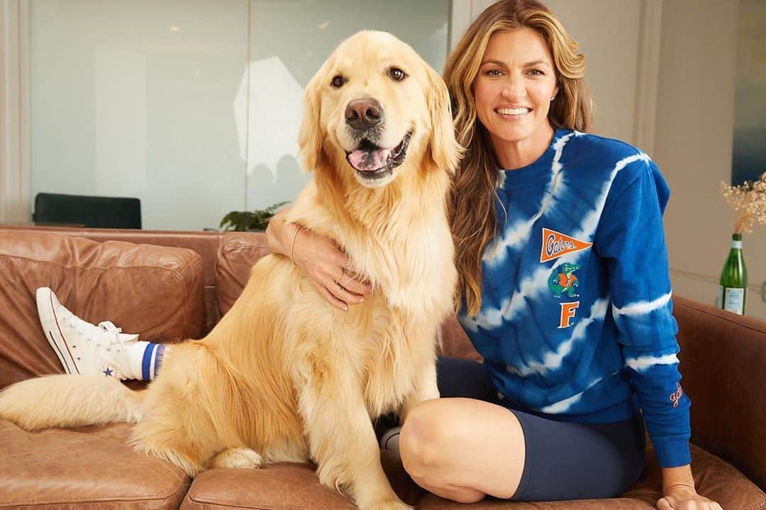 エリン・アンドリューズのインスタグラム：「It’s #collegecolorsday ❤️❤️ Grab your bestie and head to @fanatics and check out what @wearbyea has for you! #ncaa @uflorida @floridagators」